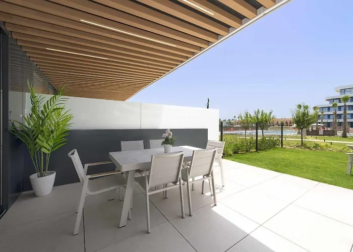 Espectacular Bajo Con Jardín En 1ª Línea De Playa