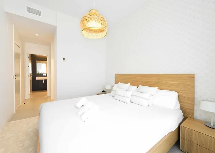 Espectacular Bajo Con Jardín En 1ª Línea De Playa Torremolinos