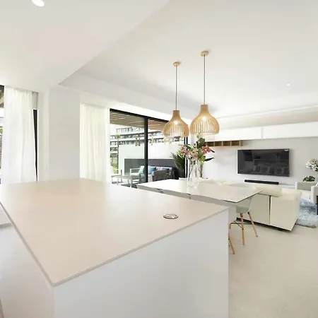 Espectacular Bajo Con Jardín En 1ª Línea De Playa